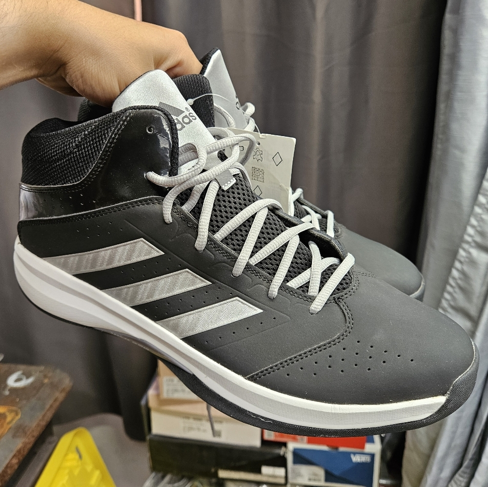 Adidas isolation 2 basketball sneakers